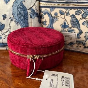 SEZANE LARGE VELVET JEWELRY CASE. RED